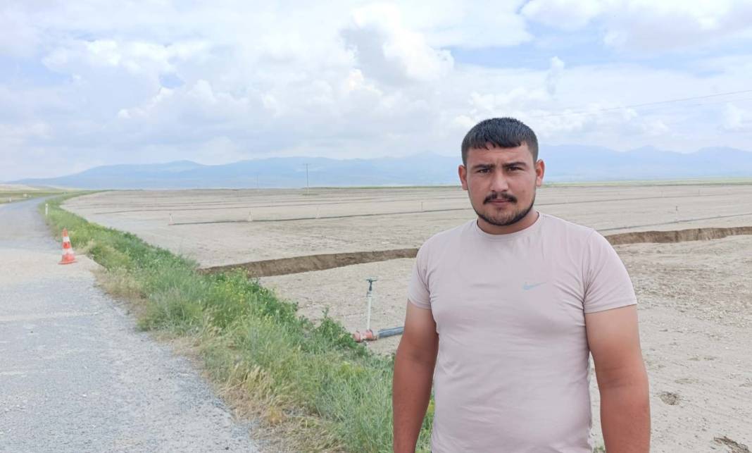 Konya’nın kurak ilçesinde toprak yarıldı! Yol ortadan ikiye ayrıldı 5